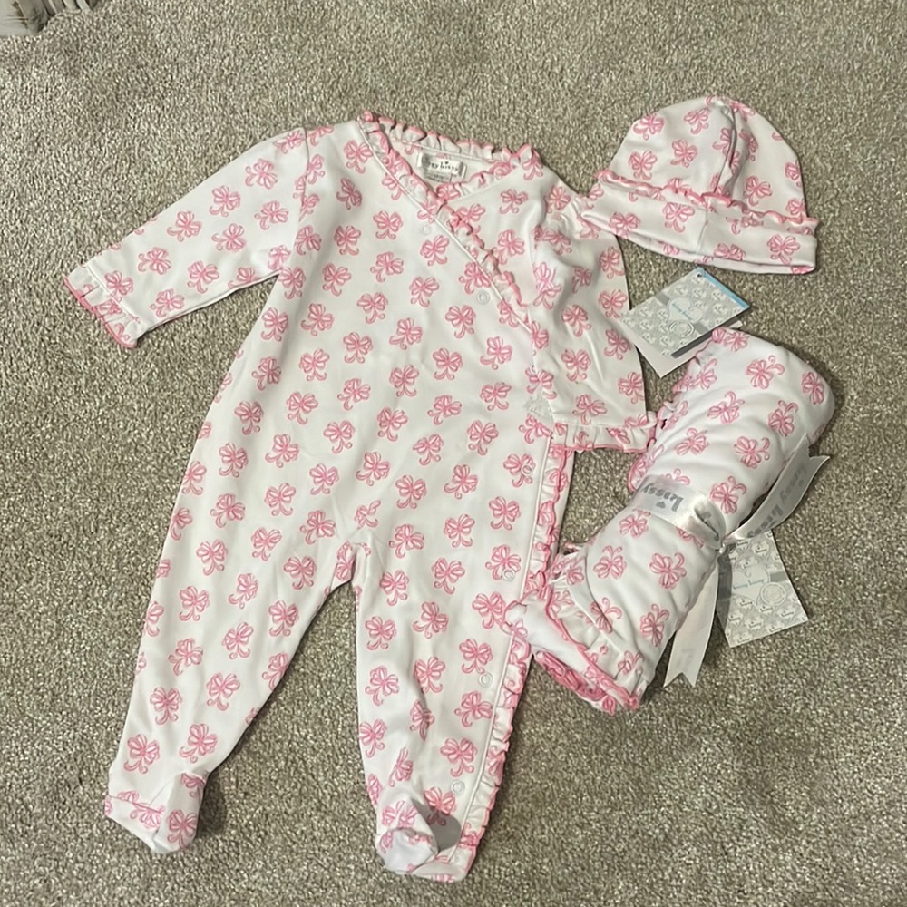 NWT kissy kissy newborn set